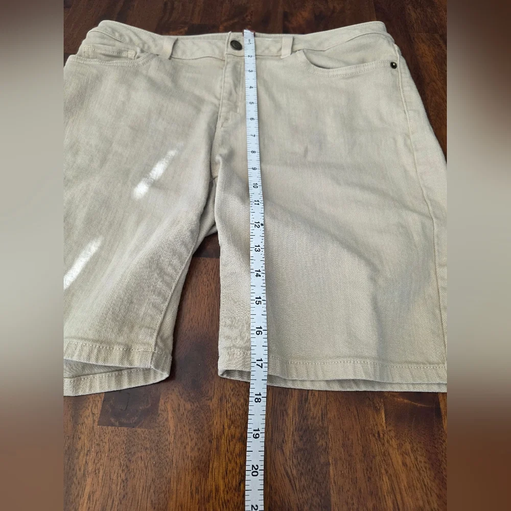 Michael Kors Shorts Size 6.   ‎        Bin38